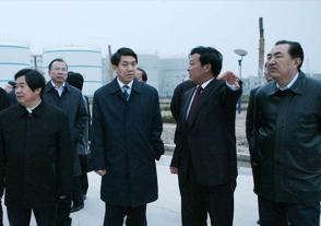 2010年4月10日，时任中国气象局党组书记、局长郑国光视察99905cm银河。