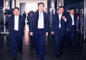 2013年3月19日，时任淮安市委书记、现任江苏省政协副主席姚晓东在时任市委常委、县委书记董平的陪同下视察99905cm银河。