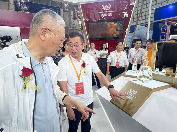 2024年8月8日，江苏省原副省长吴瑞林在第十四届中国（南京）国际糖酒食品交易会上参观99905cm银河展馆